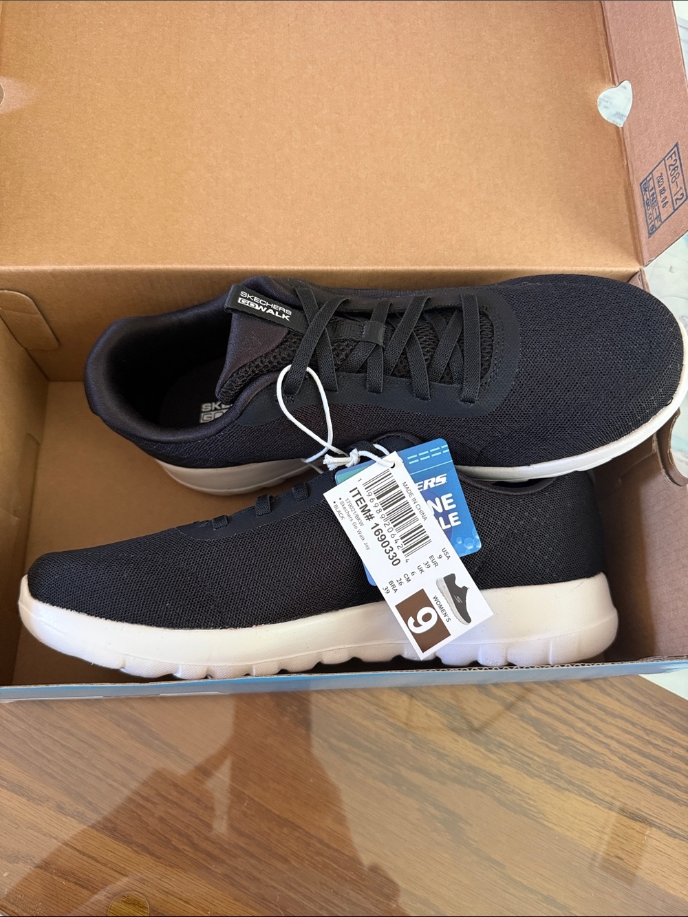 NIB Skechers GOGA Max Go Walk Joy Washable Performance Shoes Black w White Soles